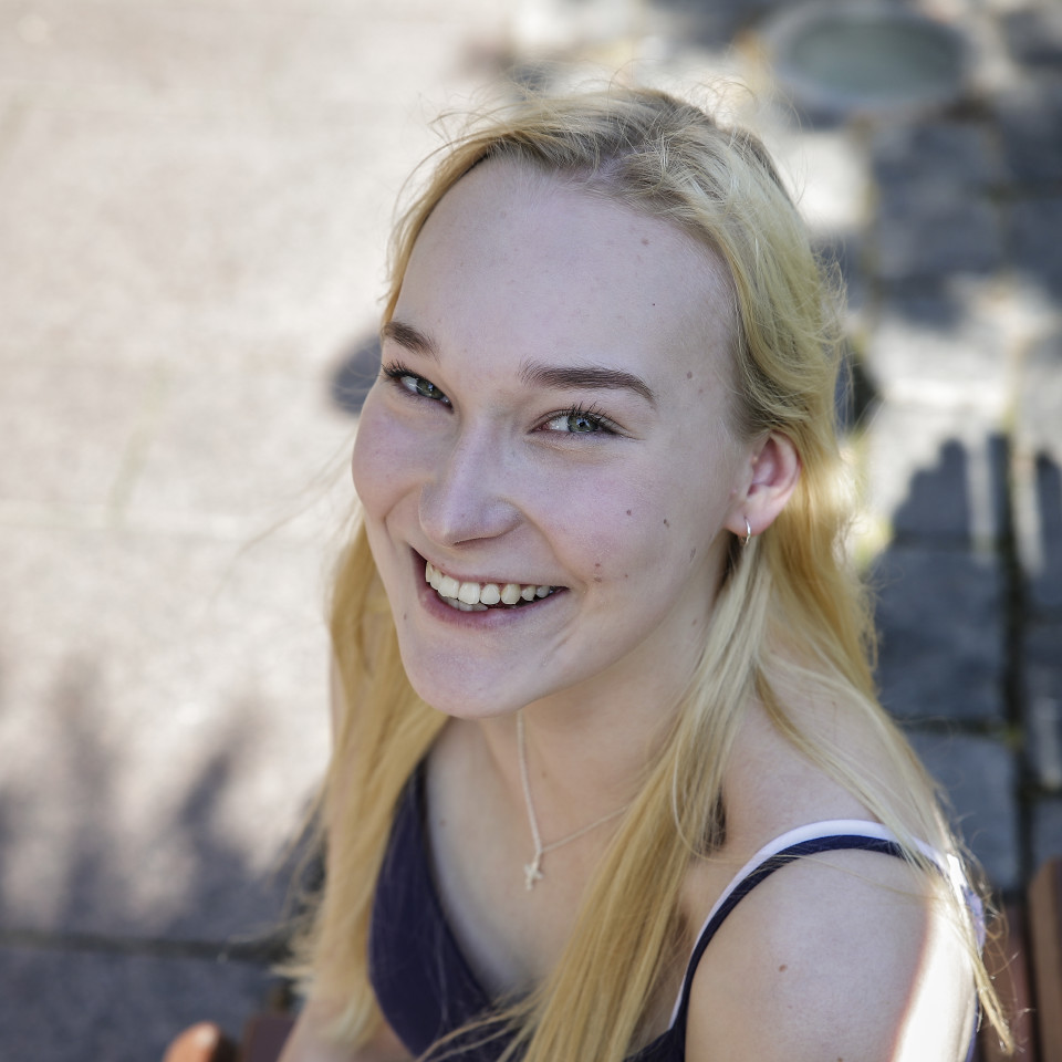 Ada Nokkala hymyilee kameralle.