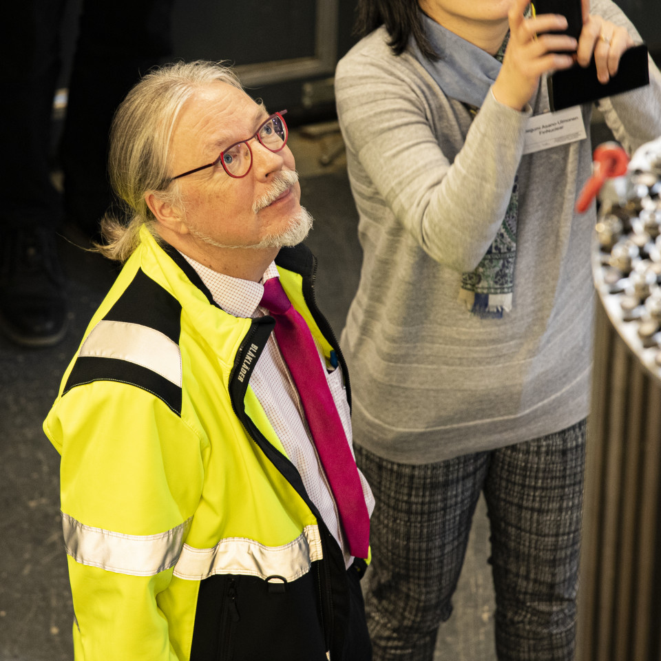 LUT-yliopiston professori Juhani Hyvärinen esittelemässä pienydinvoimalaa.