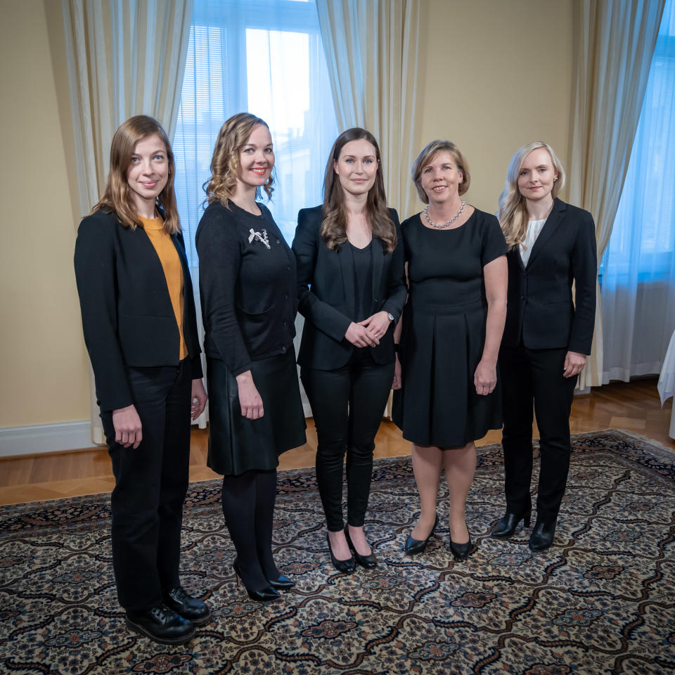 Pääministeri Sanna Marinin hallituksen johtoviisikko ryhmäkuvassa, (vas) Li Andersson, Katri Kulmuni, Sanna Marin, Anna-Maja Henriksson ja Maria Ohisalo, Valtioneuvoston linna, 19.12.2019.