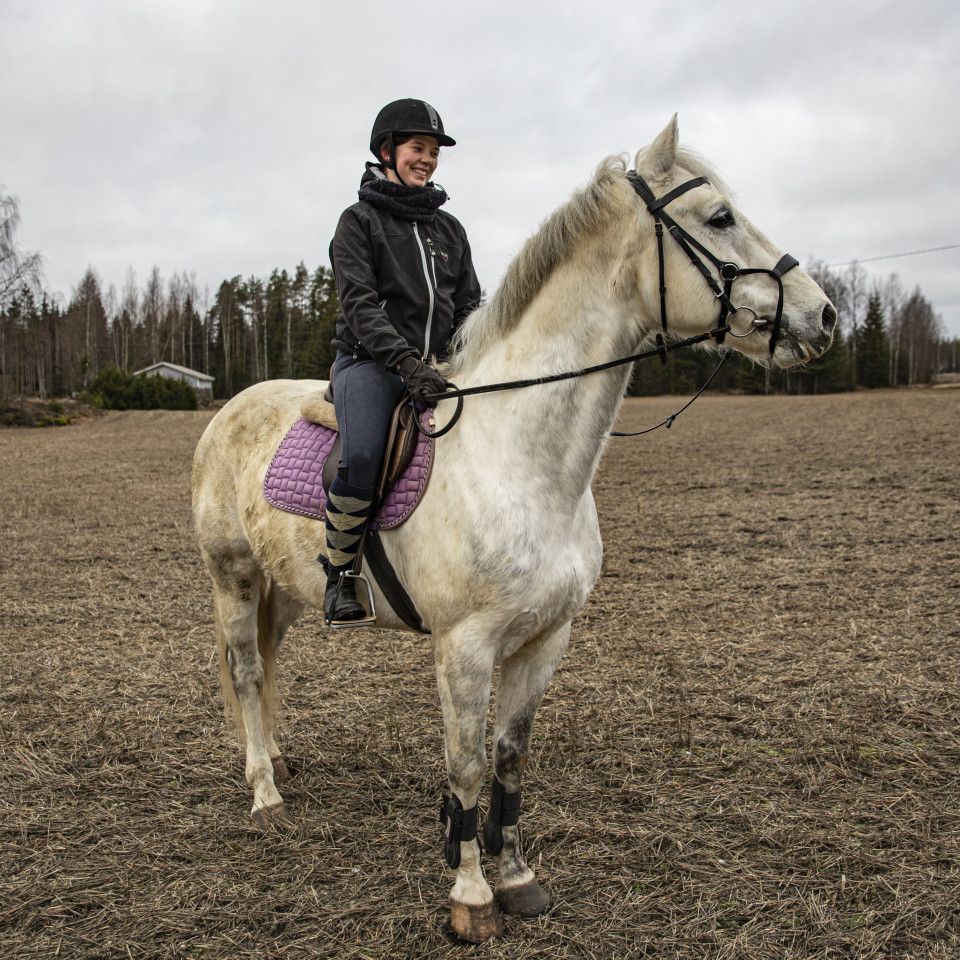Jenni Valtonen ratsastamassa.