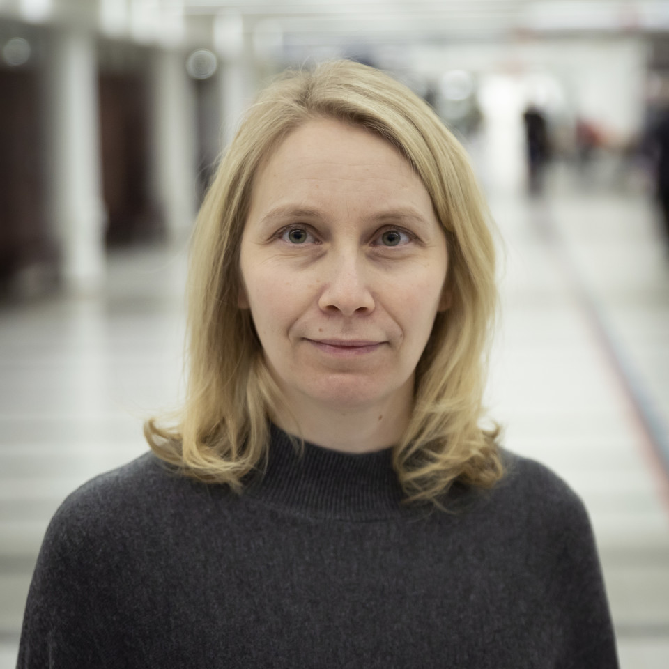 Piia Kurikkala Keski-Pohjanmaan keskussairaalan pääkäytävällä.