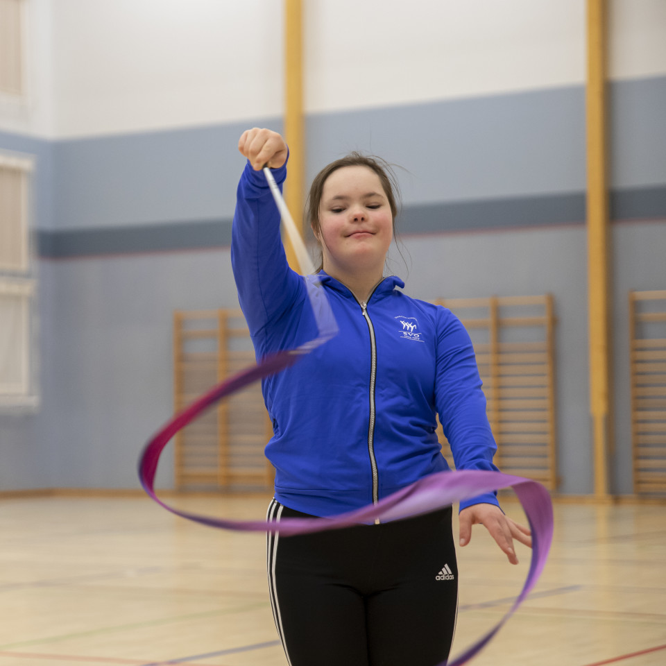 Veera Luhtanen harjoittelee nauhaohjelmaa.