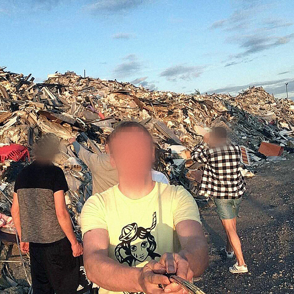 MOT:n haastattelemat rakennustyömiehet parakkiasumuksen viereisen roskakasan vieressä Helsingin Verkkosaaressa.