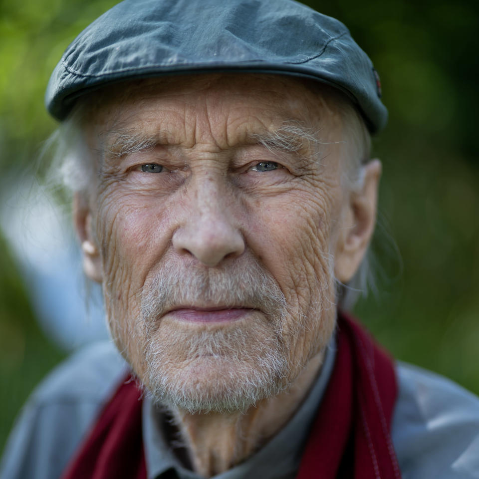 Suomalainen sisustusarkkitehti ja muotoilija Yrjö Kukkapuro puutarhassaan, taiteilija-ateljee, Kauniainen, 5.8.2020.