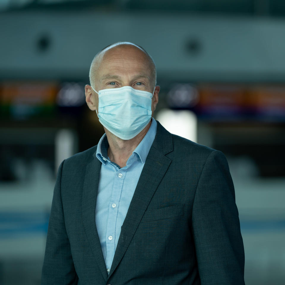 Vantaan sosiaali- ja terveystoimen apulaiskaupunginjohtaja Timo Aronkytö lentokentällä, Hki-Vantaa, 11.8.2020.