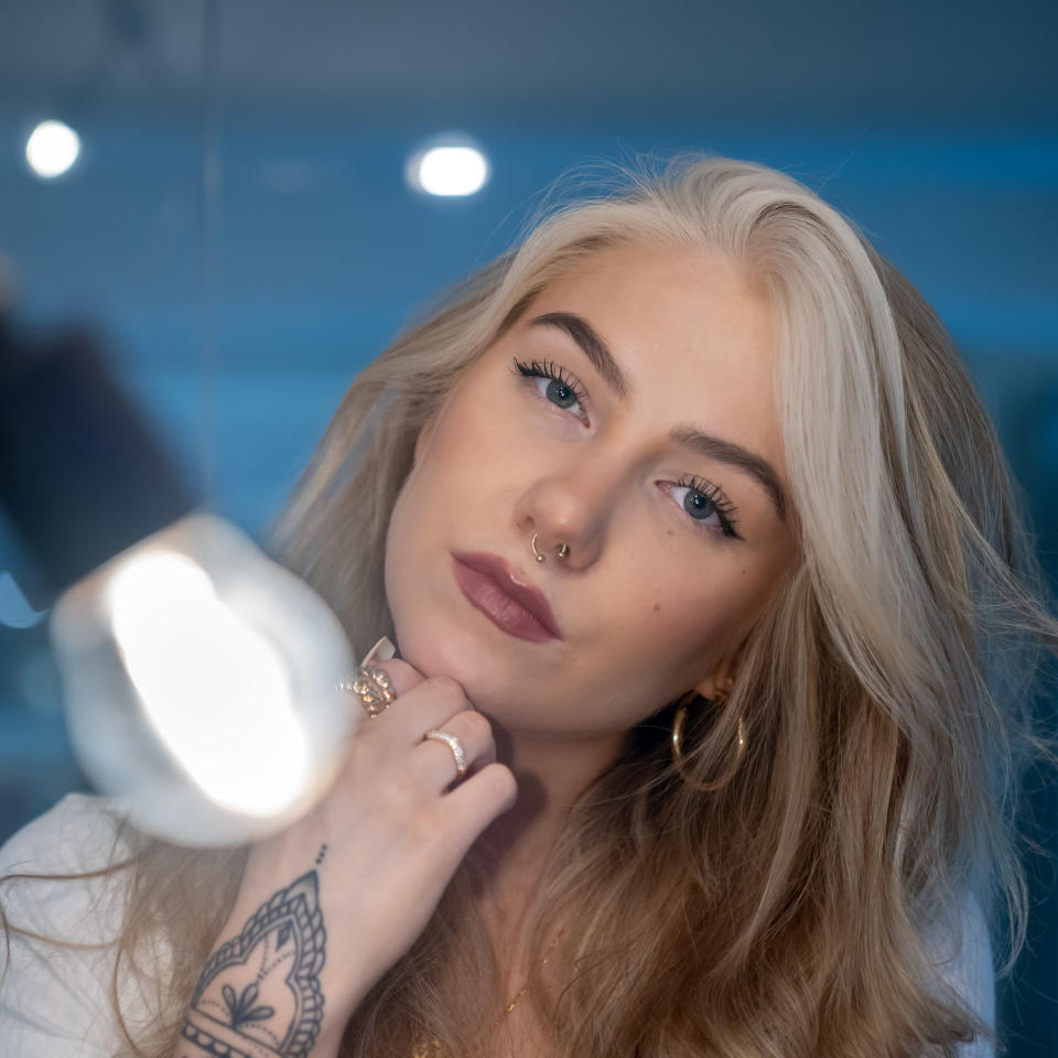 Suomalainen laulaja ja lauluntekijä Evelina, Universal Music, Helsinki, 28.9.2020.