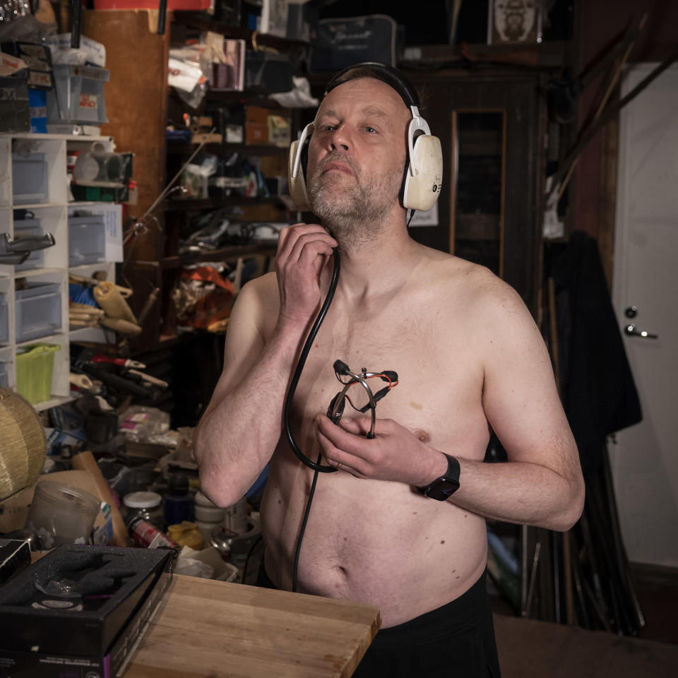 Heikko Kossi äänittää verenkiertoaan stetoskoopin avulla studiossa.