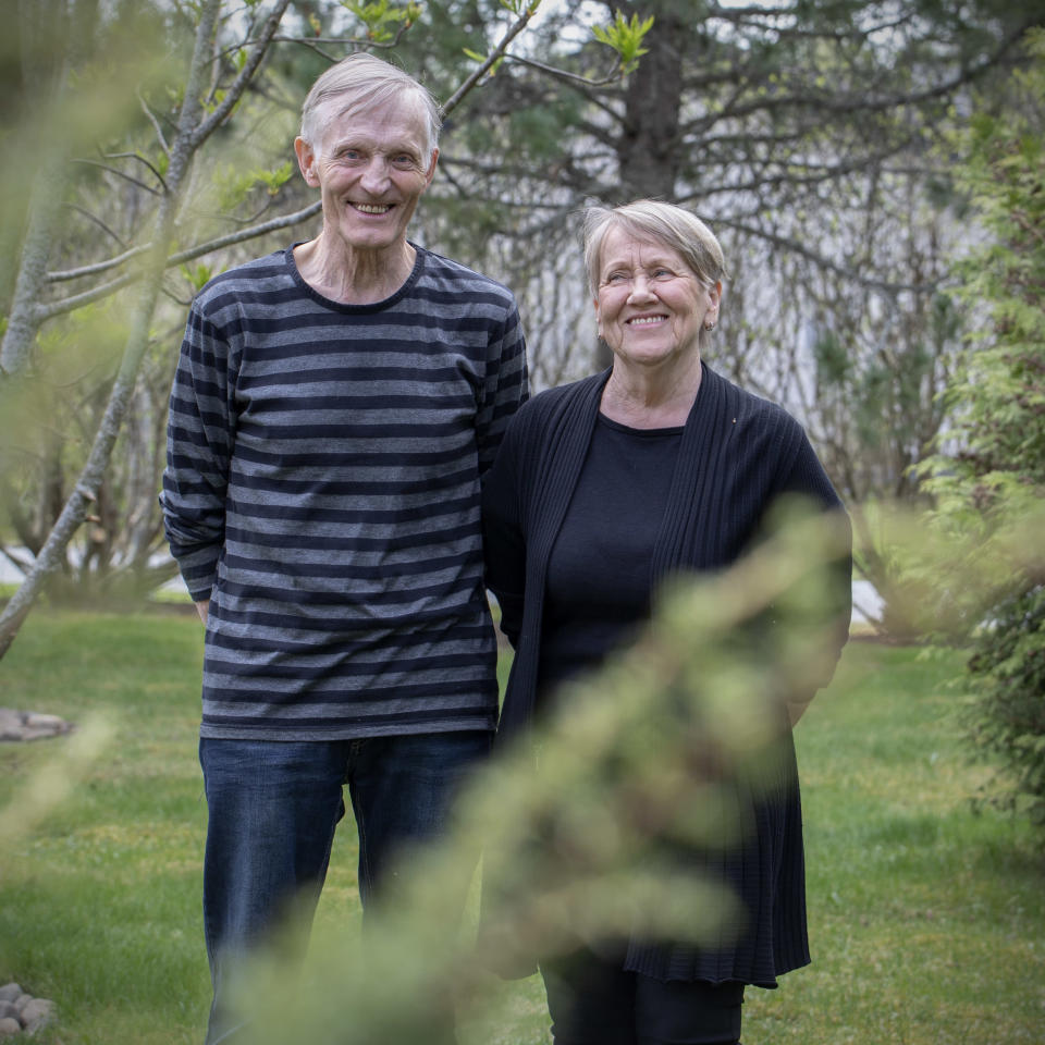 Matti ja Marjatta Kangastupa puutarhassaan