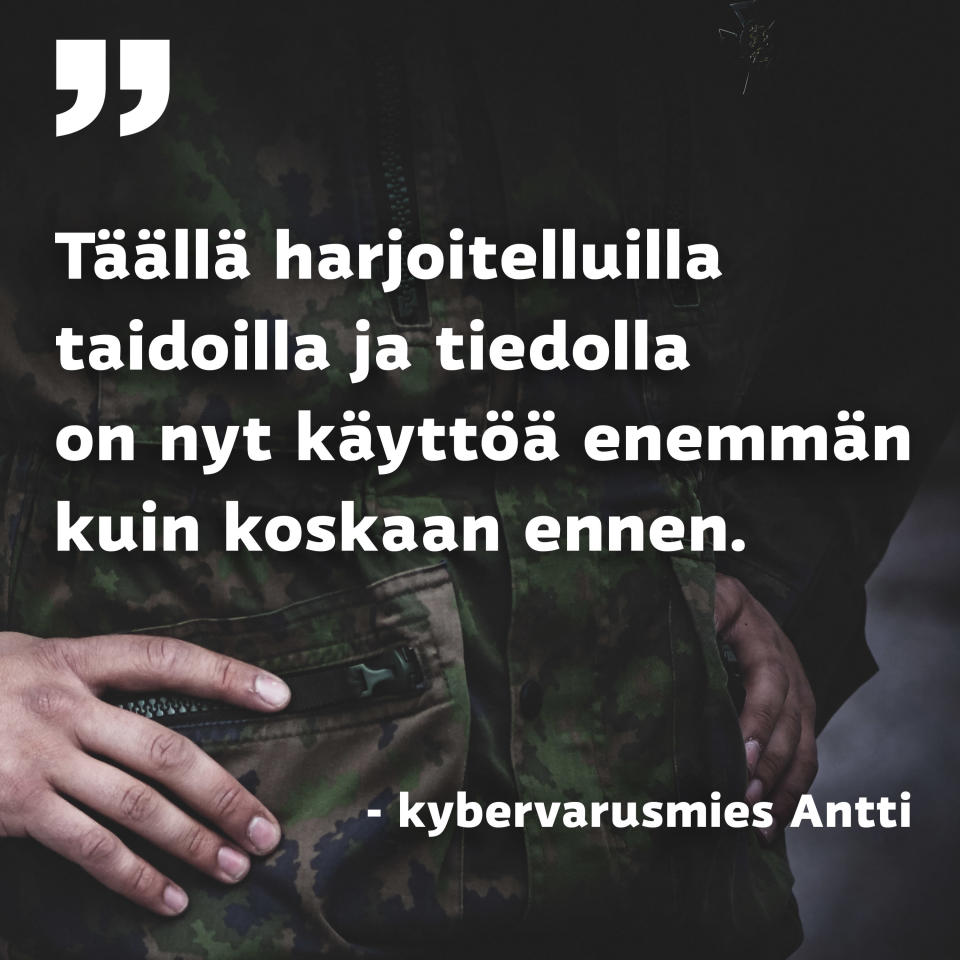 Varusmiehellä kädet sivuilla.
