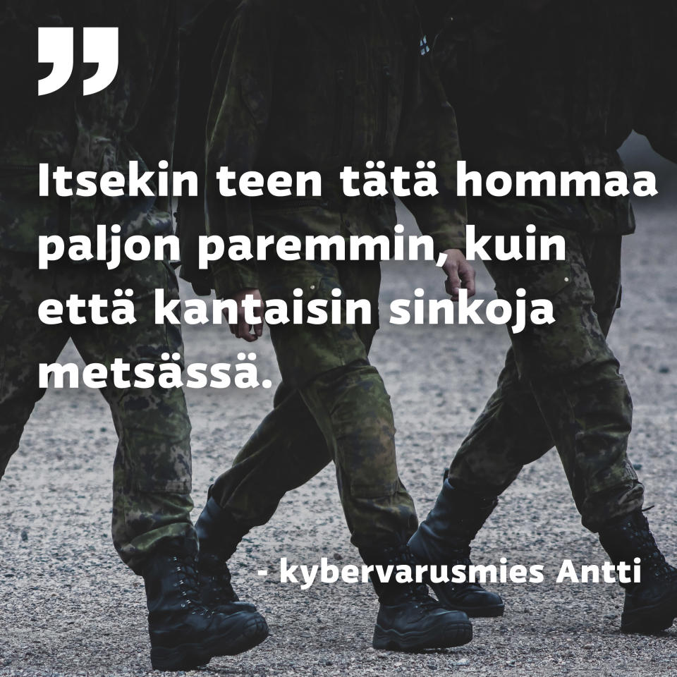 Varusmiehet kävelevät soraisen pihan yli.