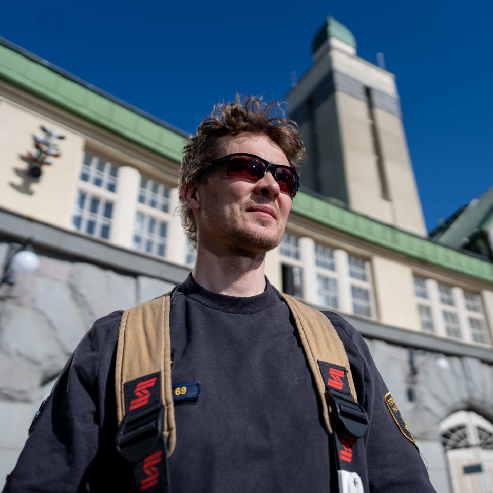 Arkkitehti Wivi Lönnin suunnittelema Tampereen keskuspaloasema, kuvassa Pirkanmaan pelastuslaitoksen palomies Elja Kivikoski.