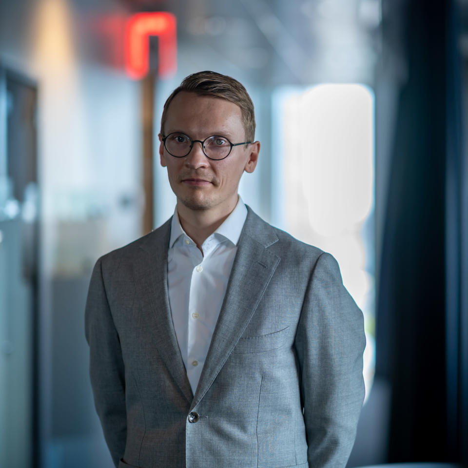 Inderes-konsernin analyytikko (eng. Equity Analyst) Olli Koponen kuvattuna Ruoholahden toimistossa, Helsinki, 11.7.2022.