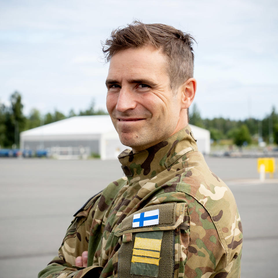 Utin jääkärirykmentin komentaja, everstiluutnantti Jaakko Kauppinen Pirkkalan lentoasemalla.