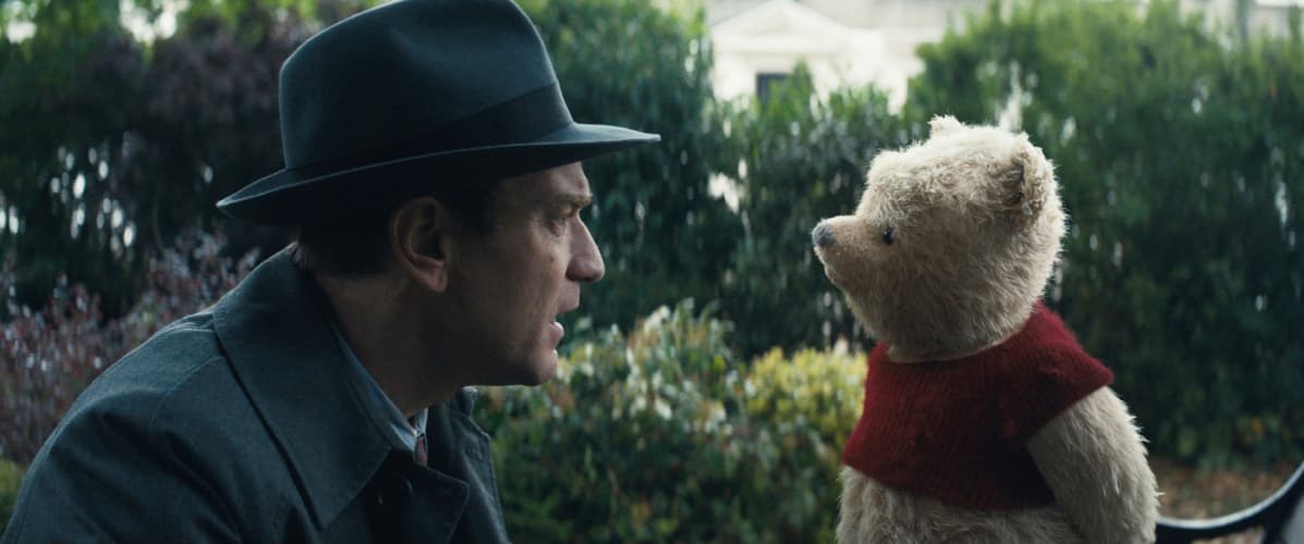 Risto Reipas ja Nalle Puh -elokuvassa kohtaavat Risto Reipas (Ewan McGregor) ja Nalle Puh.