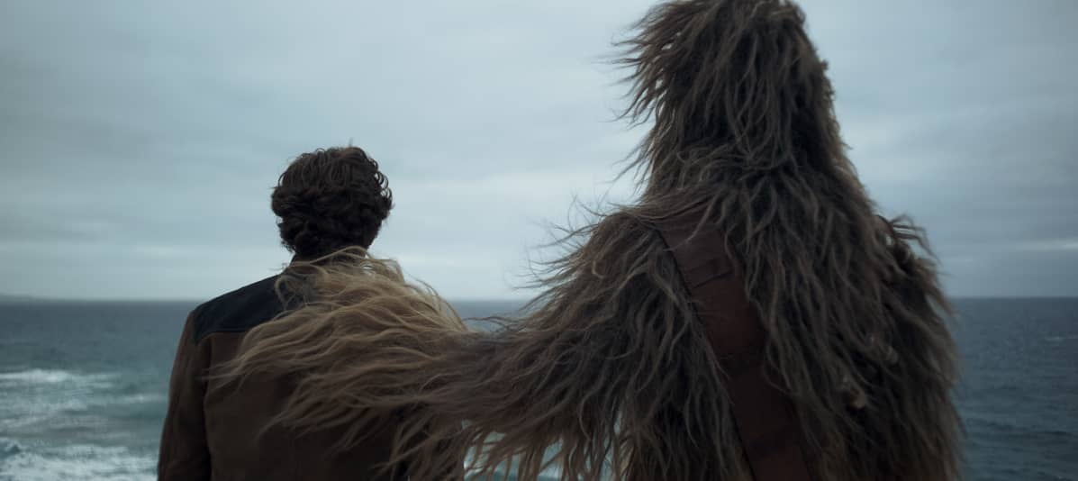 Alden Ehrenreich esittää Han Soloa ja Joonas Suotamo on Chewbacca.