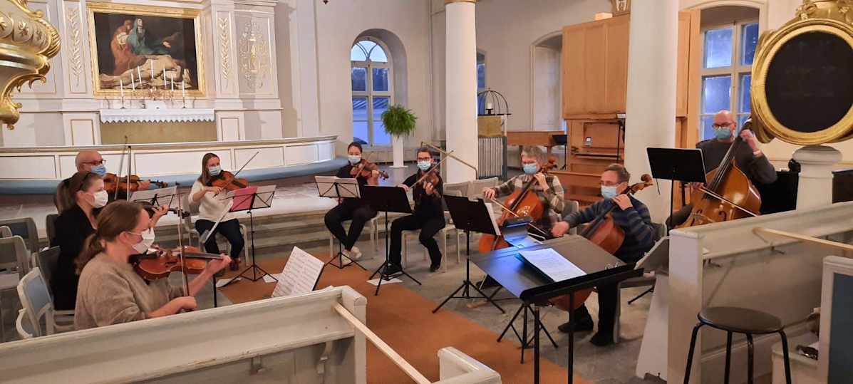 Mustasaaren kamarimusiikkiorkesteri harjoittelee