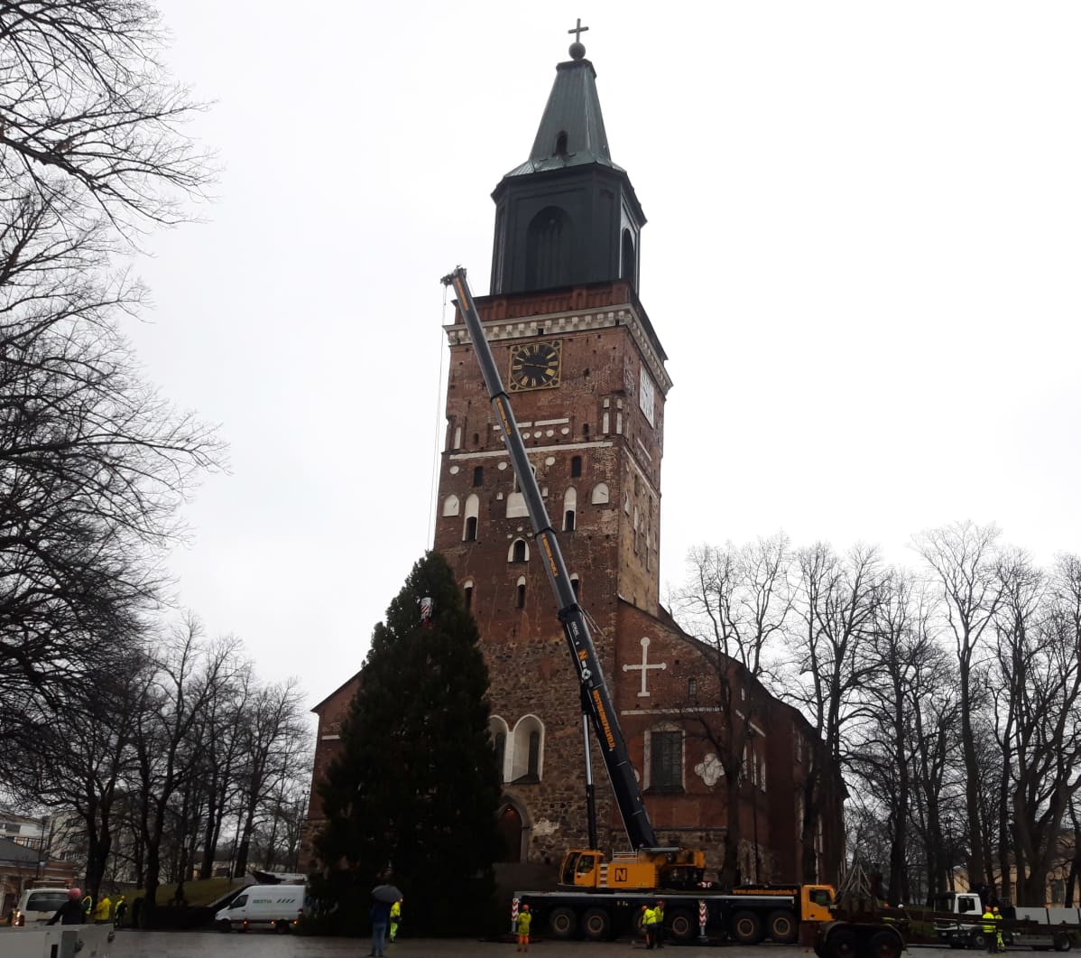 Turun tuomiokirkon joulukuusen pystytys 25.11.2020.