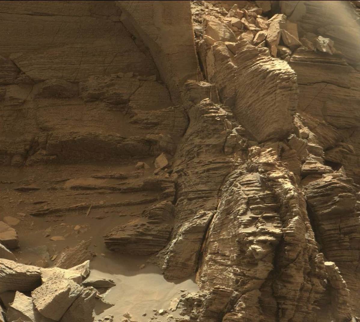 Curiosity-mönkijän lähettämä kuva Murray Buttesin alueelta Sharp-vuoren juurelta.
