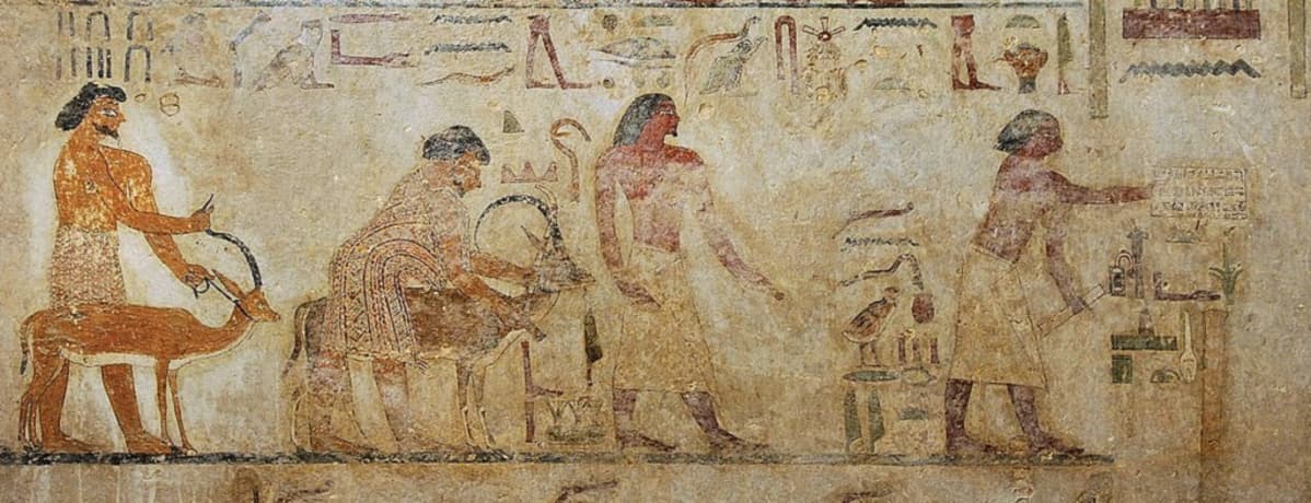 Hautamaalas neljästä miehestä ei-egyptiläisissä vaatteissa. Kaikilla on tuomisinaan tavaroita ja myös eläimiä, muassa lintu ja kauris.
