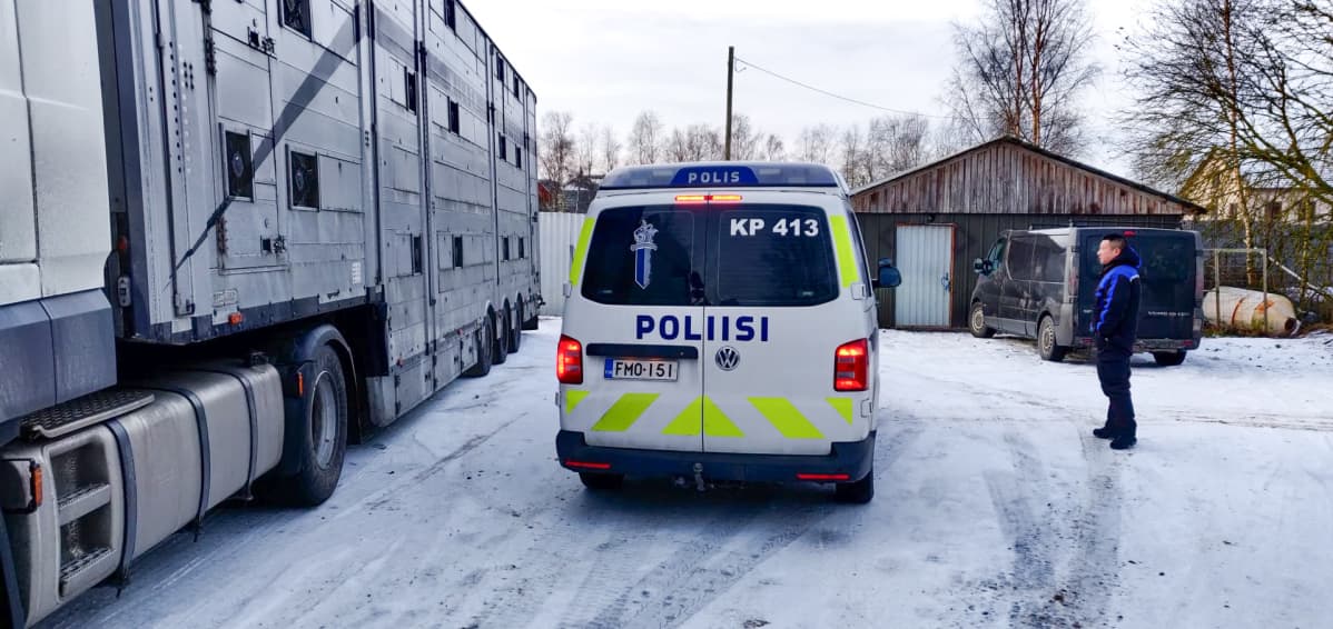 Pan Jian Ping turkistarhallaan. Hän kutsui poliisin paikalle, kun mielenosoittajat olivat hänen yksityisalueellaan.