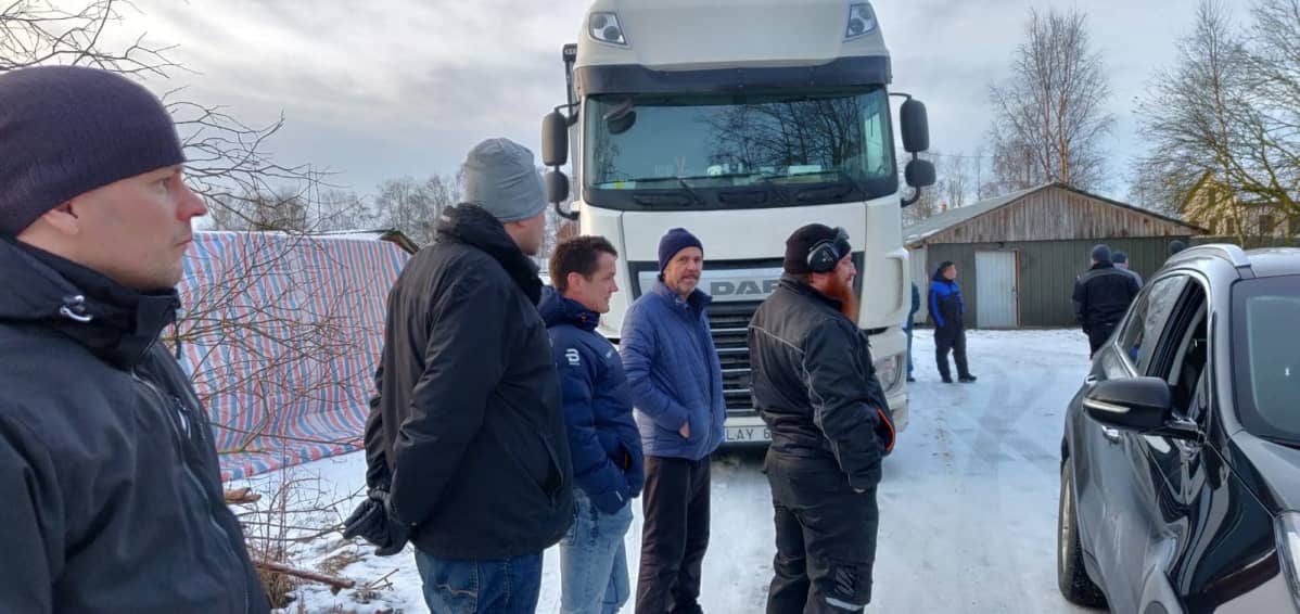 Turkistarhaajat seuraavat lastusta.