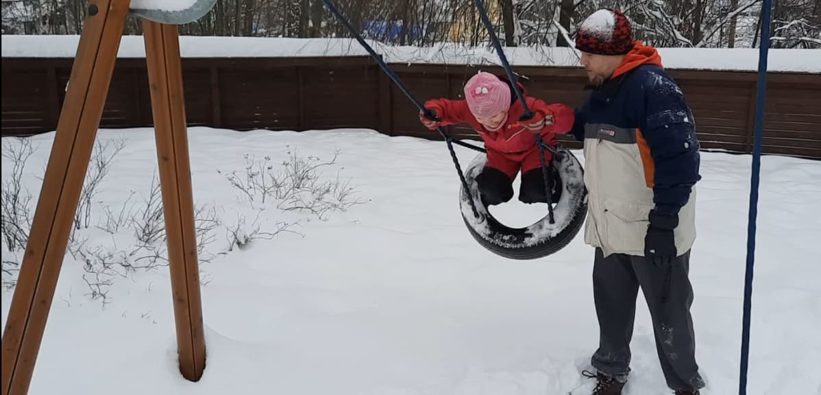 isä kiikuttaa lasta