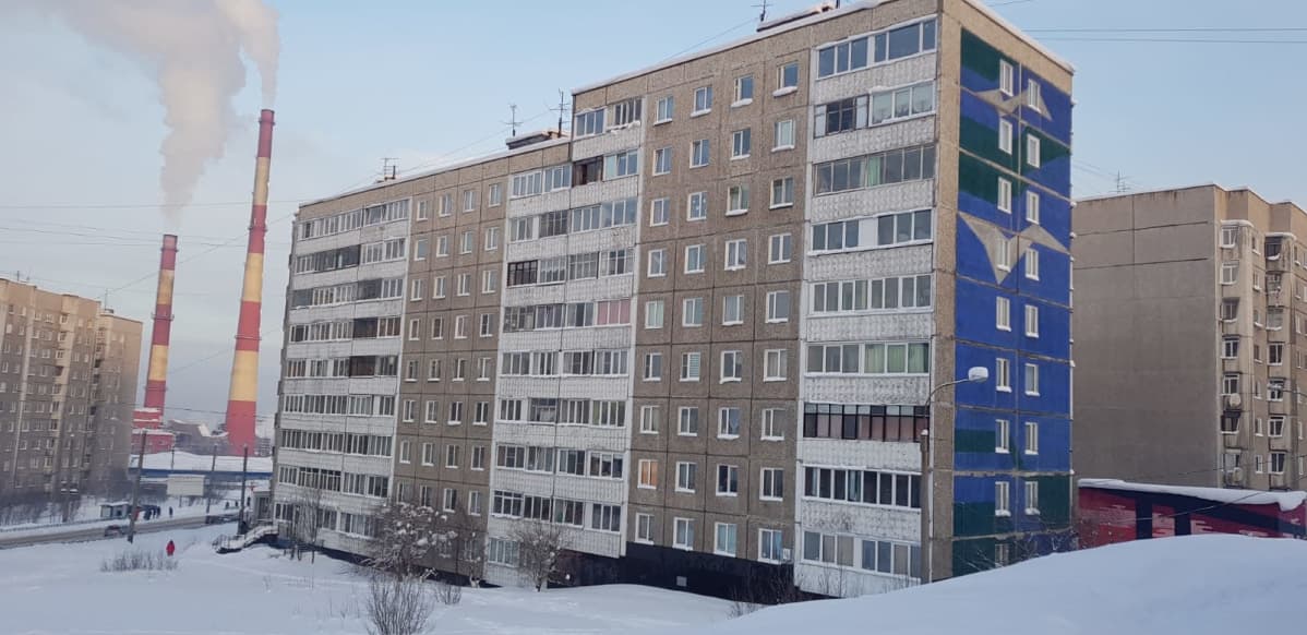 Venäläinen kerrostalo Murmanskissa