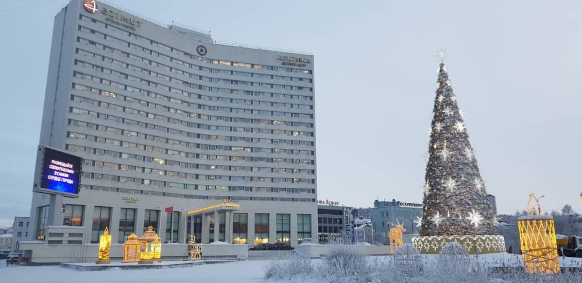 Viiden kulman aukion laidassa sijaitseva hotelli Azimut.