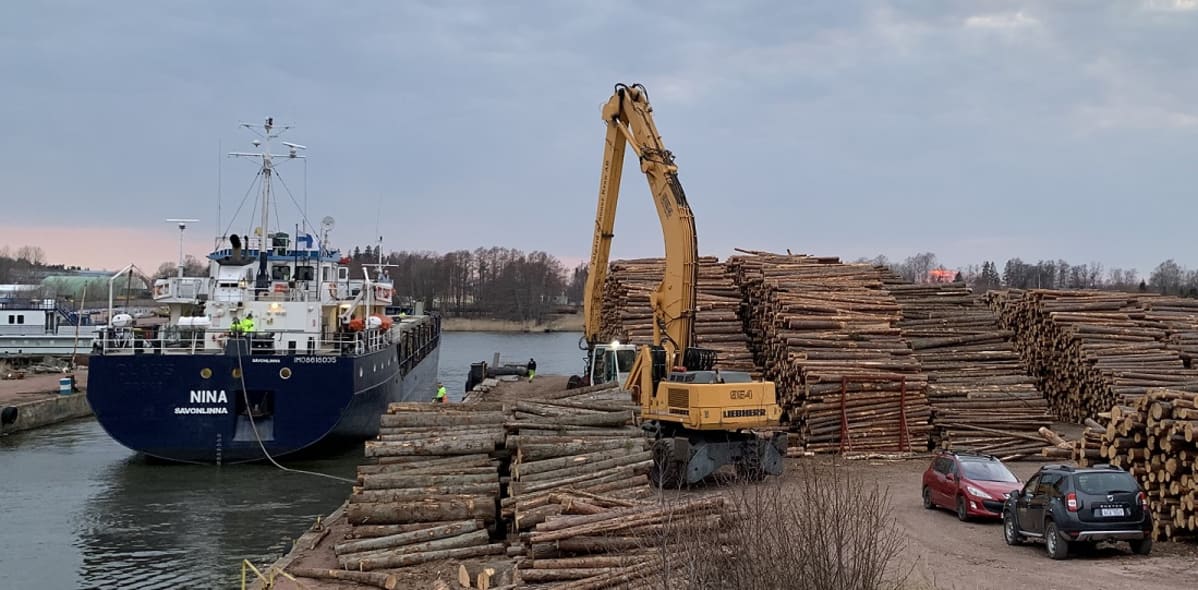 puutavaran lastausta laivaan Ahvenanmaalla