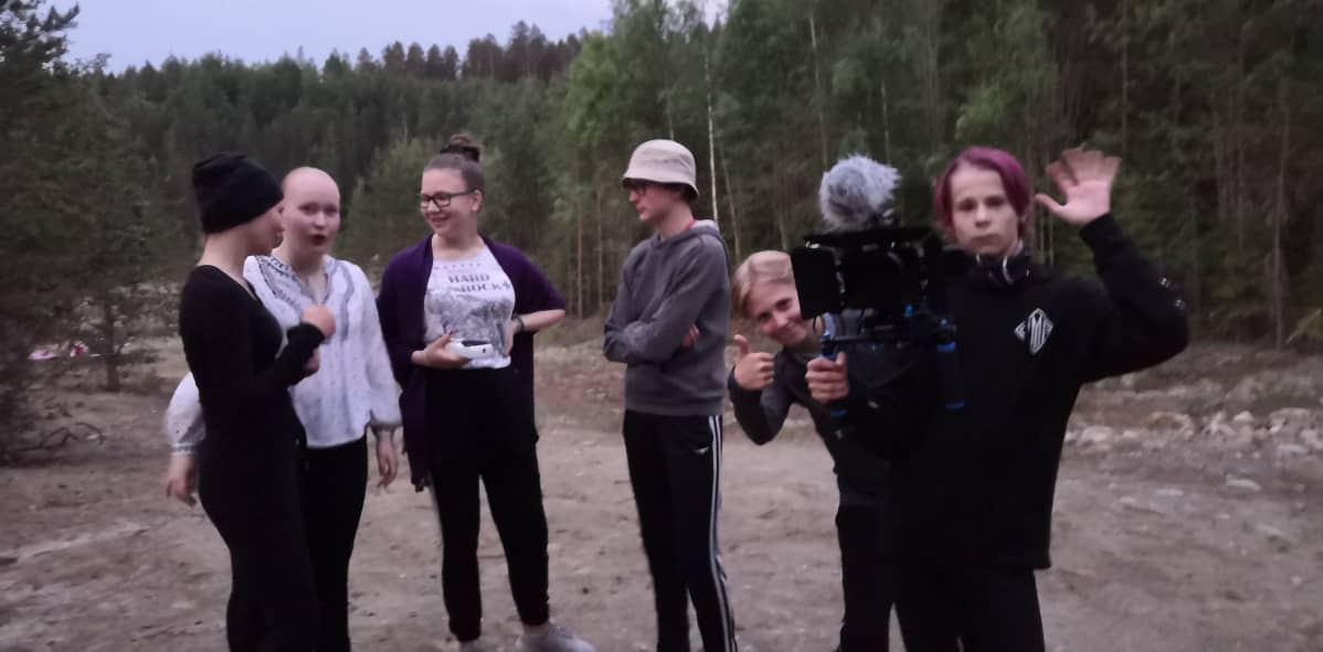 Elokuvan Charles Smith - Tehtävä Kangaslla kuvausryhmää