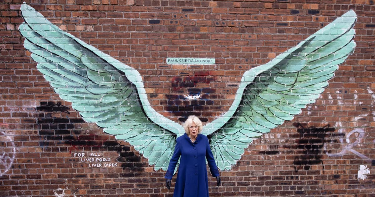 Cornwallin herttuatar Camilla poseeraa muraalin edessä Liverpoolissa 12. helmikuuta.