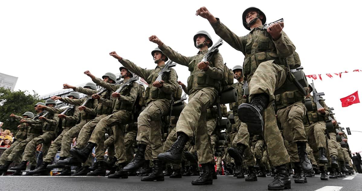 Turkin armeijan sotilaita paraatissa.