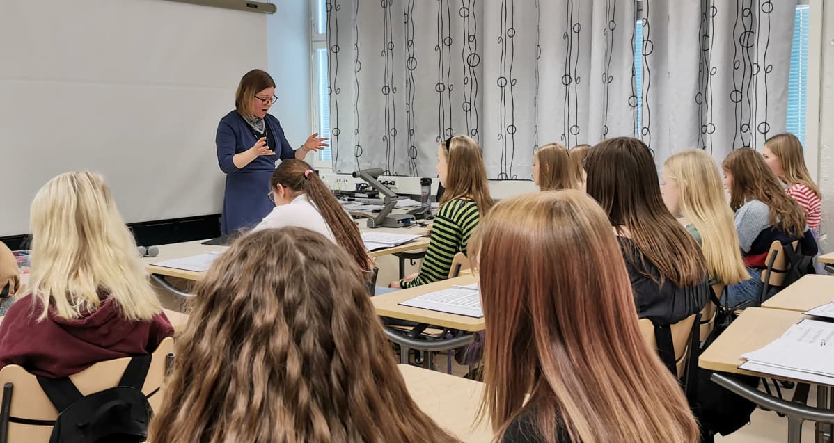 Onkilahden yhtenäiskoulun 7.-luokkalaiset laulavat musiikin lehtori Heidi Kalliokosken johdolla (2019)