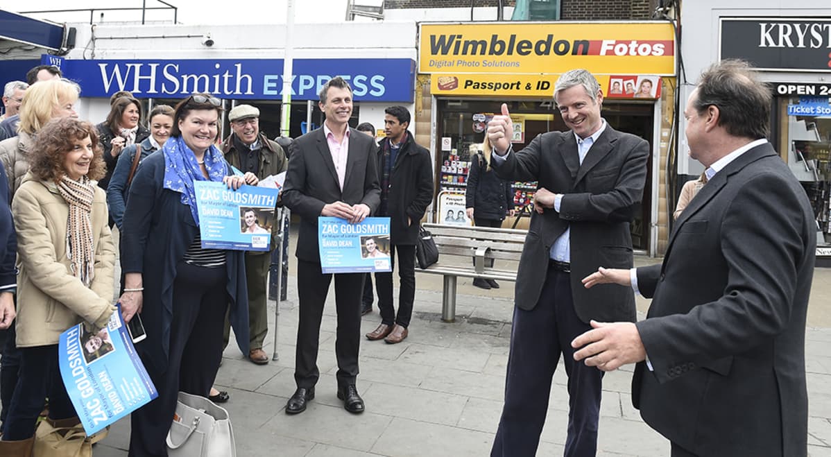 Zac Goldsmith kampanjoimassa Lontoossa maanantaina.
