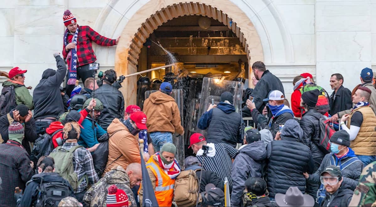 Mielenosoittajat ottavat yhteen poliisin kanssa Yhdysvaltain kongressilla 6.1.2021