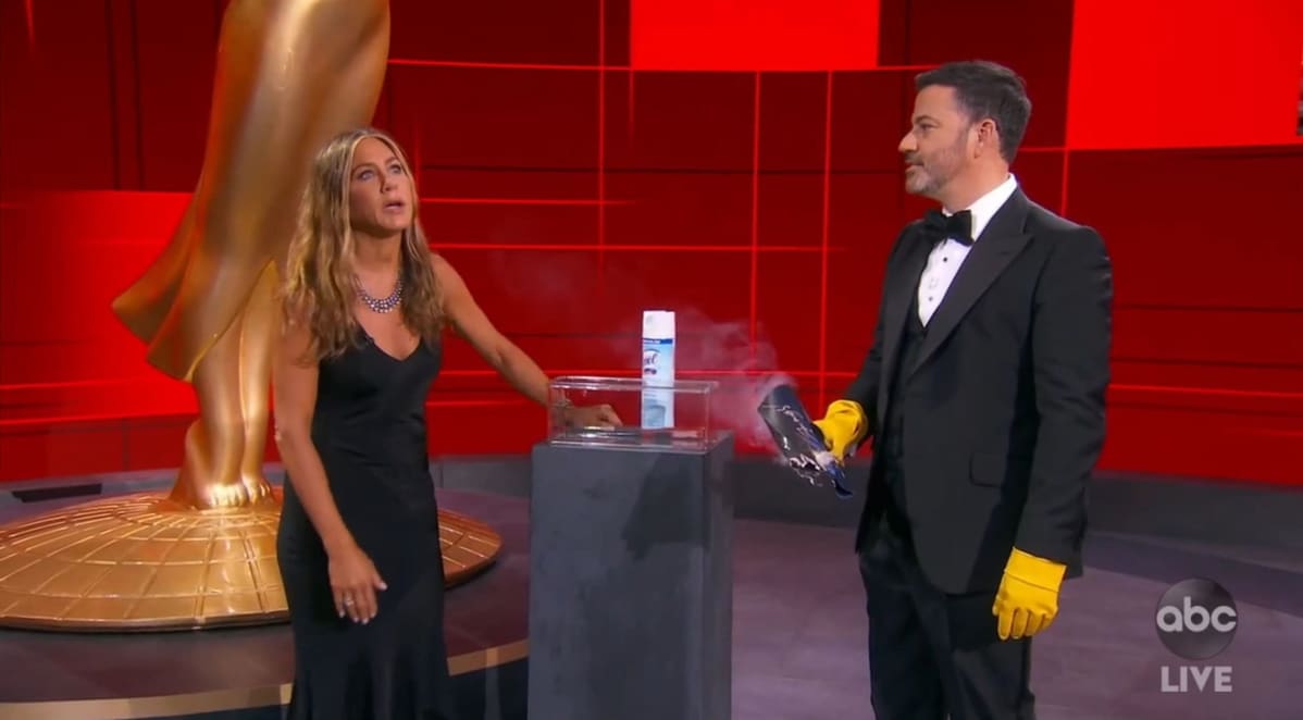Jimmy Kimmel ja Jennifer Aniston Emmy-gaalassa.