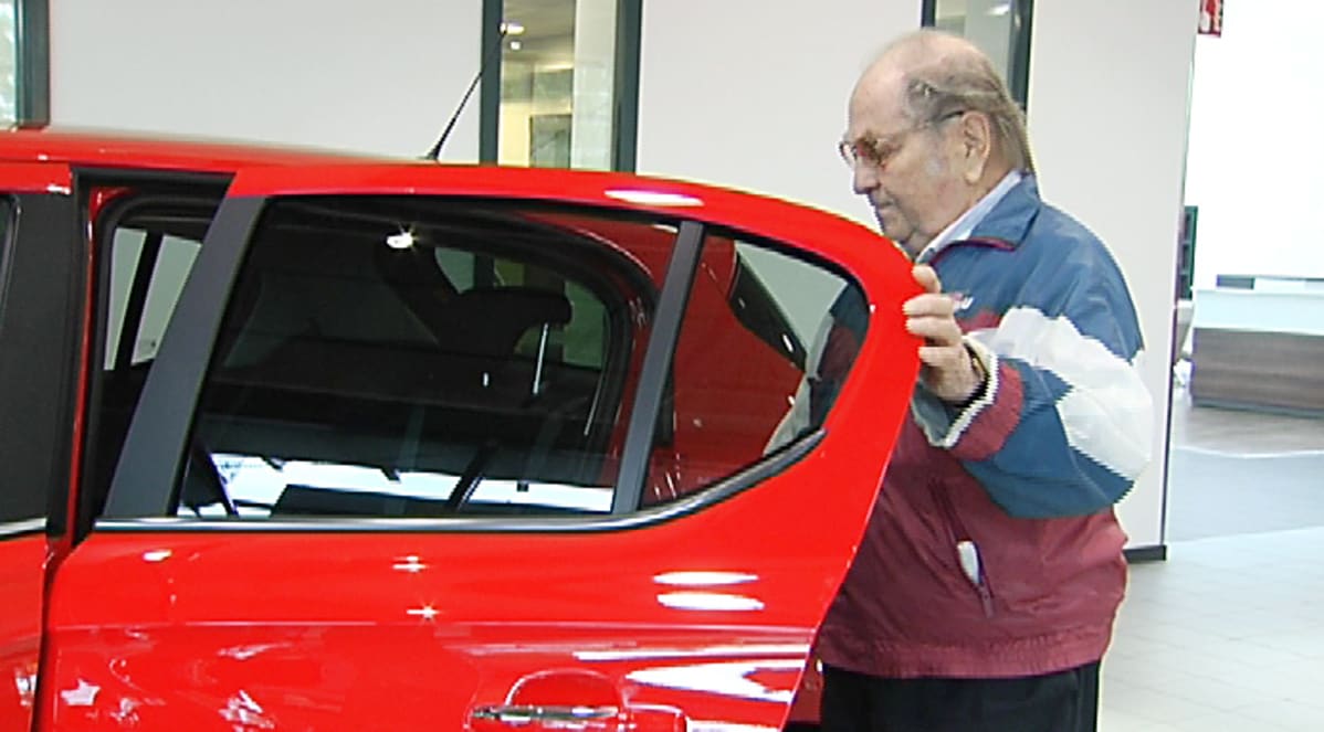 mies tutkii autoa