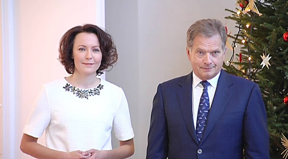 Jenni Haukio ja Sauli Niinistö vastaanottamassa joulutervehdyksiä vuonna 2014.