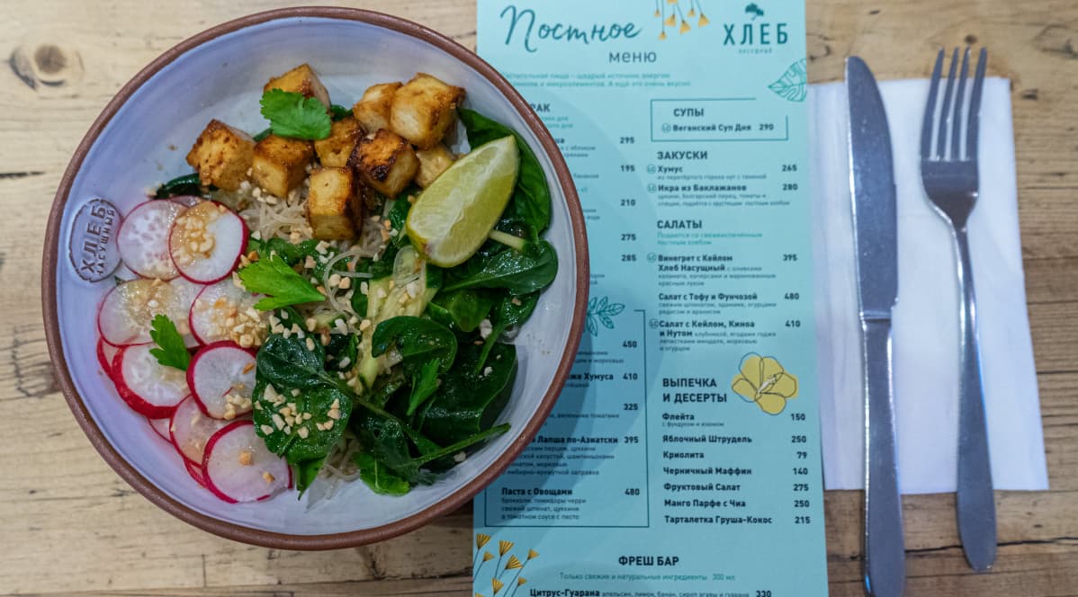 Ruoka-annos ja menu venäläiskahvilassa.