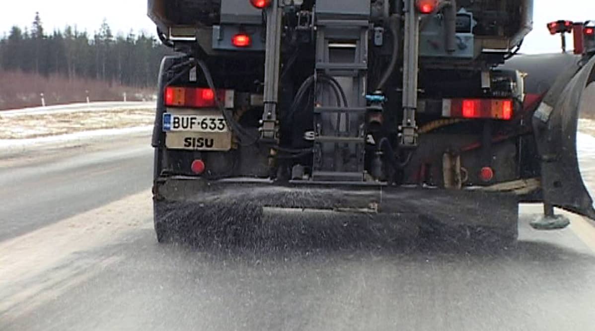Suola-auto levittää suolaa tien päälle