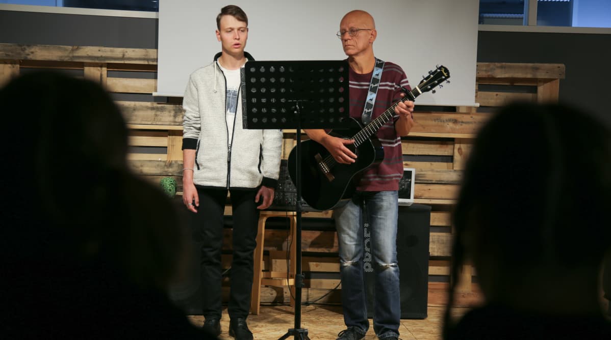 Marko Lahtonen laulaa ja Kari Rantanen säestää kitaralla