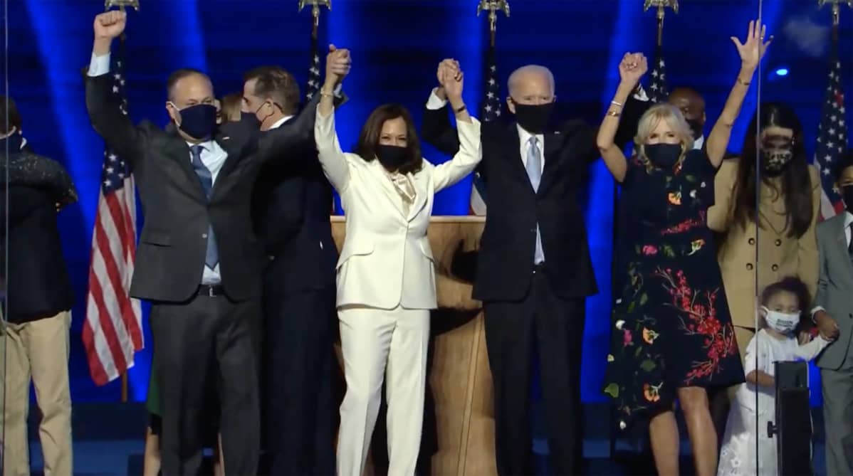 Demokraattien Joe Biden ja Kamala Harris presidentinvaalien voitonjuhlissa puolisoidensa kanssa Delawaressa.