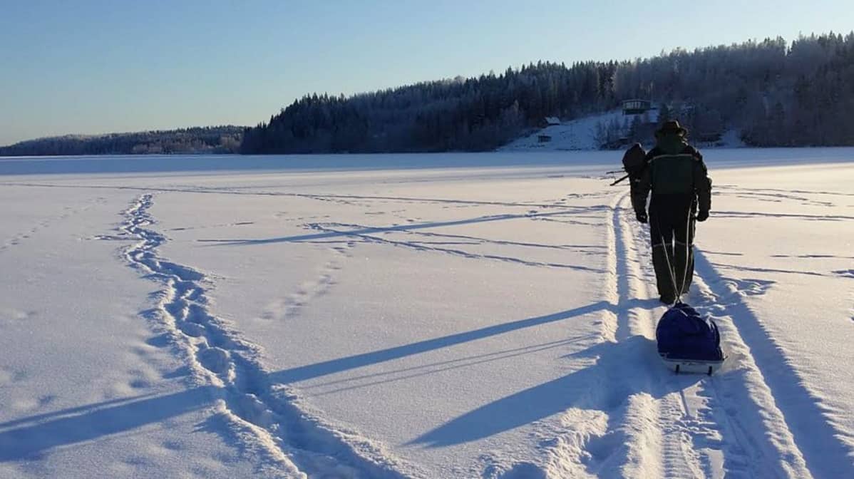 Miehiä Pääjärven jäällä