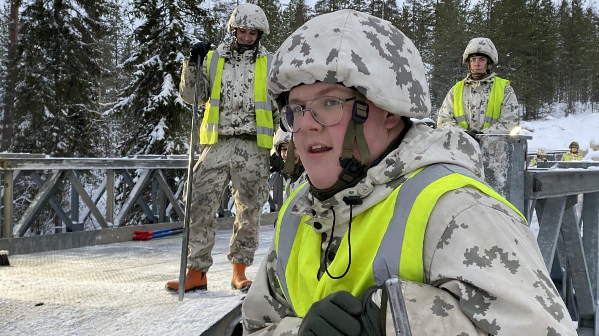 Korpraali Antti-Jussi Kurkimäki purkamassa siltaa palvelustoveriensa kanssa Kuhmon Vuosangassa.