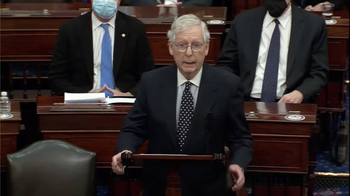 senaatin republikaanijohtaja Mitch McConnell puhuu senaatissa valtauksen jälkeen.