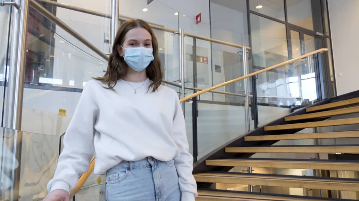 Jessica Henttinen Tikkurilan lukion portaikossa