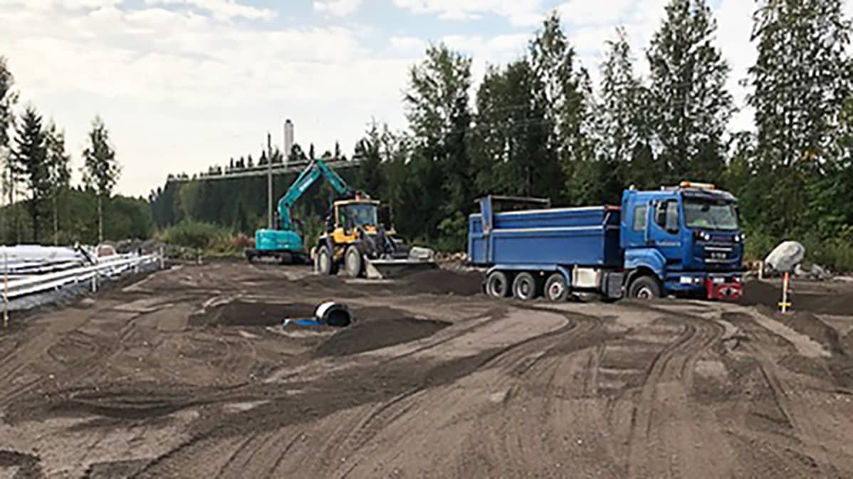 Puutarhan pohjaa rakennetaan.