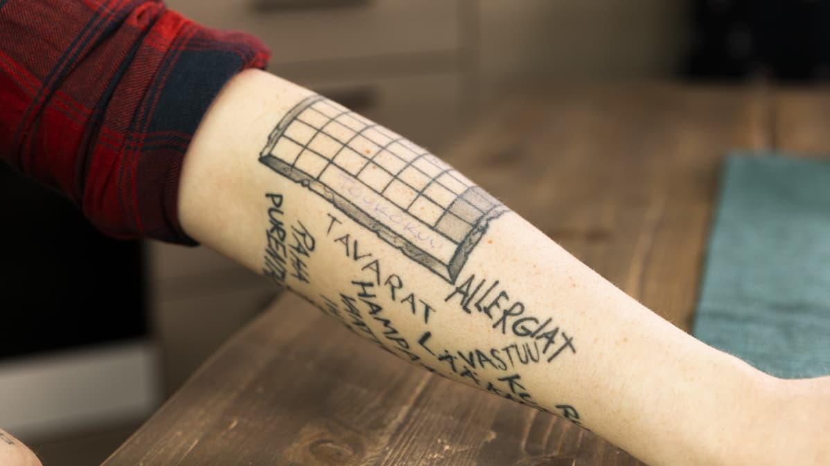 Kalenteri tatuoituna rovaniemeläisen Petri Vuomajoen käsivarteen.