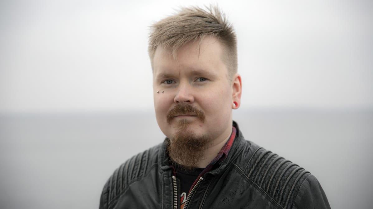 Petri Vuomajoki seisoo ja katsoo suoraan kameraan.
