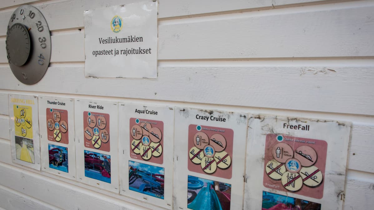 Vesiliukämäkien opasteita seinällä